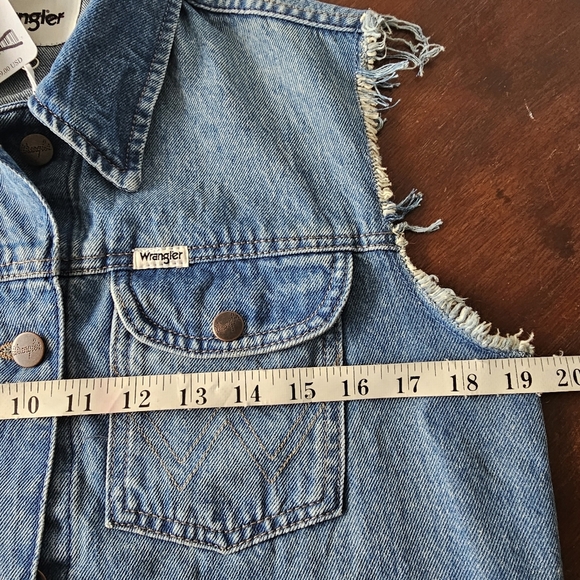 Wrangler X Free People Shrunken Denim Vest Sleeveless Raw Hem Leaving Town Sz M - Picture 14 of 17